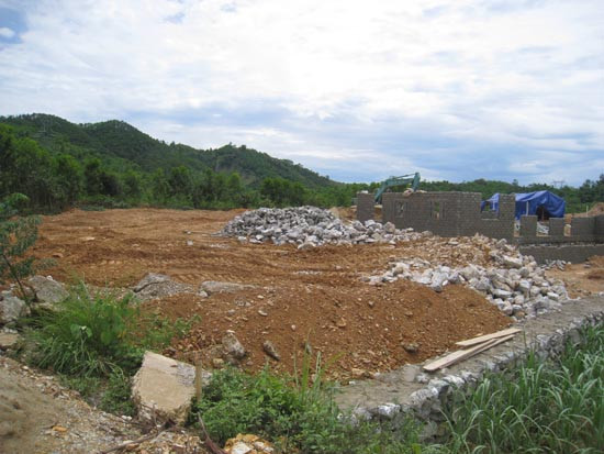 Thường Xuân - Thanh Hóa: Phá tan quả đồi để xây dựng nhà máy trái phép