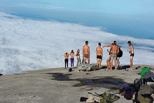 Du khách chụp ảnh khỏa thân trên núi thiêng Malaysia ra hầu tòa