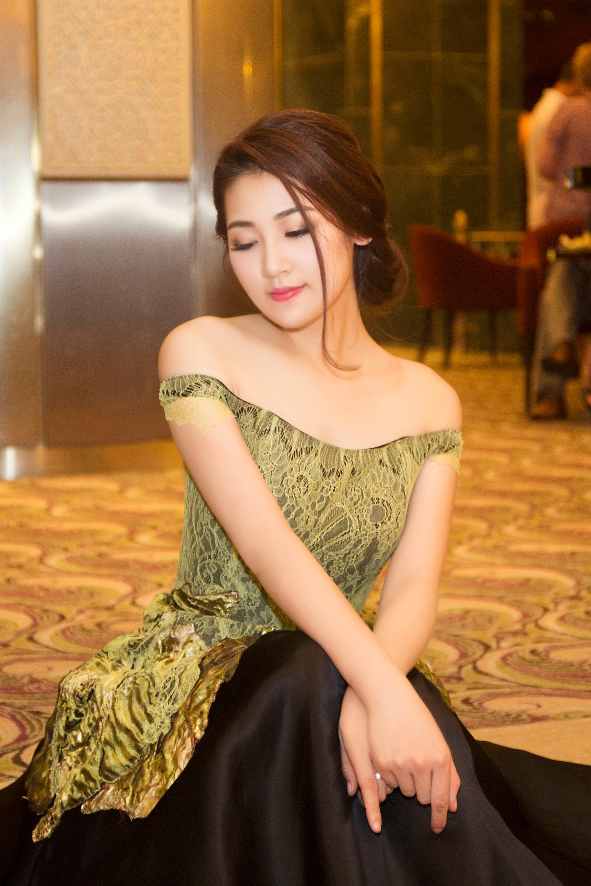 Á hậu Dương Tú Anh nổi bật với chiếc váy thiết kế 3D lạ mắt