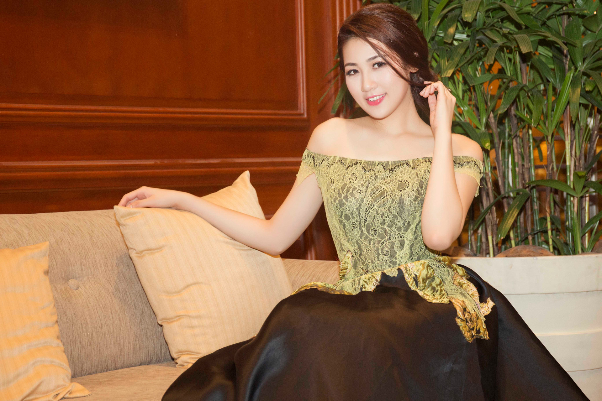 Á hậu Dương Tú Anh nổi bật với chiếc váy thiết kế 3D lạ mắt
