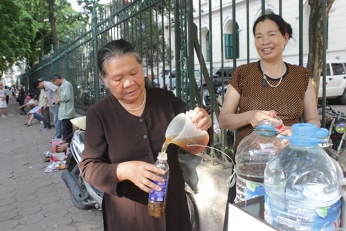 Nể phục người phụ nữ phát trà, nước lọc miễn phí ở cổng bệnh viện “tử thần” 