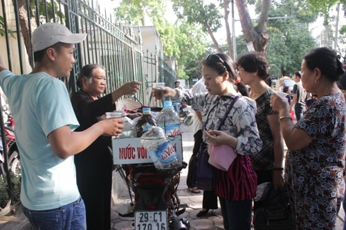 Nể phục người phụ nữ phát trà, nước lọc miễn phí ở cổng bệnh viện “tử thần” 