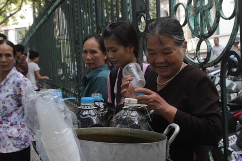 Nể phục người phụ nữ phát trà, nước lọc miễn phí ở cổng bệnh viện “tử thần” 