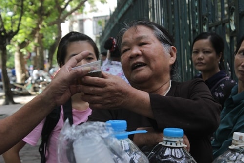 Nể phục người phụ nữ phát trà, nước lọc miễn phí ở cổng bệnh viện “tử thần” 