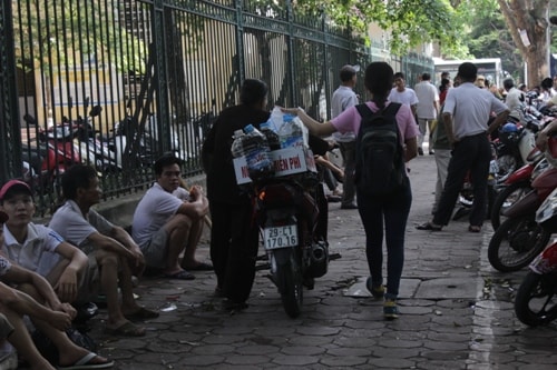 Nể phục người phụ nữ phát trà, nước lọc miễn phí ở cổng bệnh viện “tử thần” 