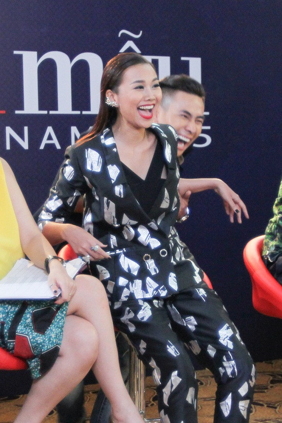 Những biểu cảm “khó đỡ” của host Thanh Hằng tại vòng sơ tuyển Vietnam’s Next Top Model 2015