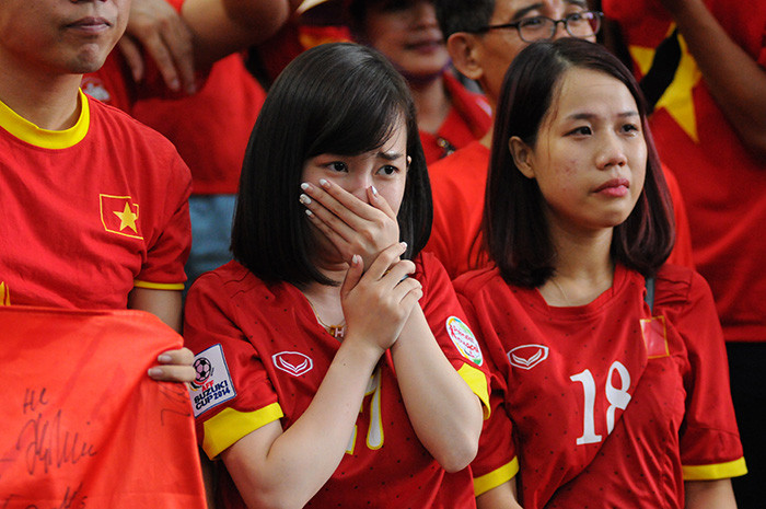CĐV và cầu thủ khóc nức nở sau trận thua của U23 Việt Nam