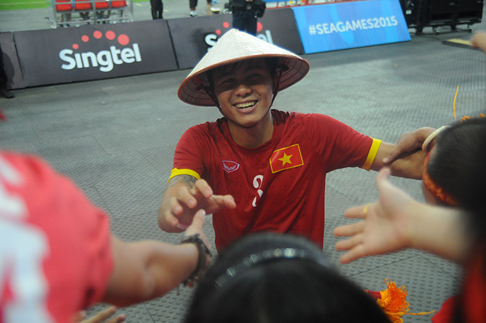 Giành HCĐ, cầu thủ U23 Việt Nam được tặng mũ cối, nón lá