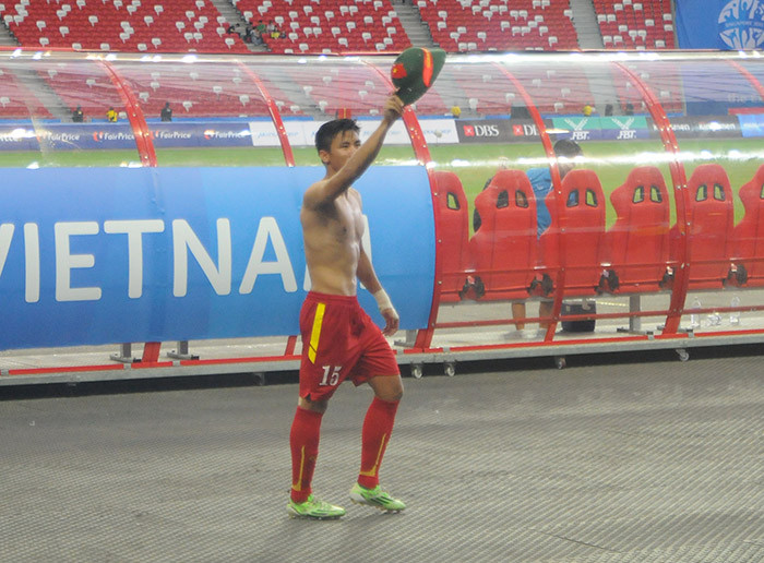 Giành HCĐ, cầu thủ U23 Việt Nam được tặng mũ cối, nón lá