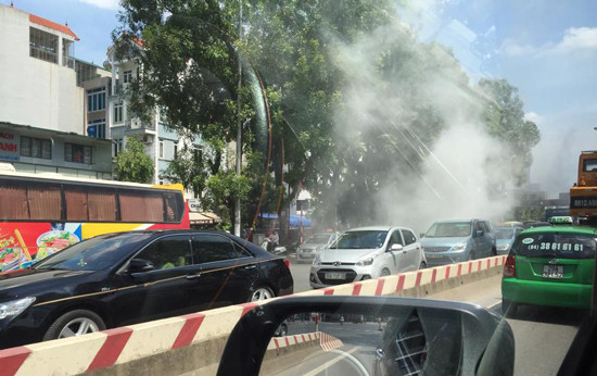 Hà Nội: Xe tải bốc cháy khi đang lưu thông, đường ùn tắc kéo dài