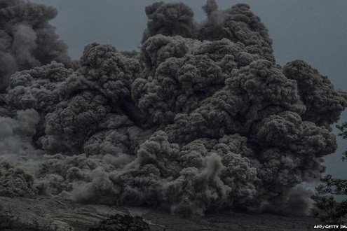 Indonesia: Núi lửa phun trào dữ dội, hàng ngàn người dân sơ tán khẩn cấp