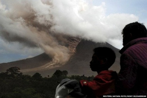 Indonesia: Núi lửa phun trào dữ dội, hàng ngàn người dân sơ tán khẩn cấp