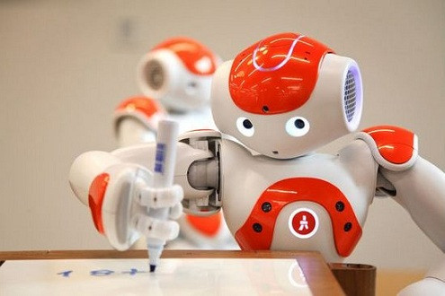 Robot luyện chữ cùng trẻ nhỏ
