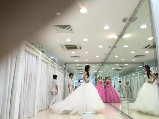 Việt Trinh bị bắt gặp thử váy cưới và bụng to bất thường