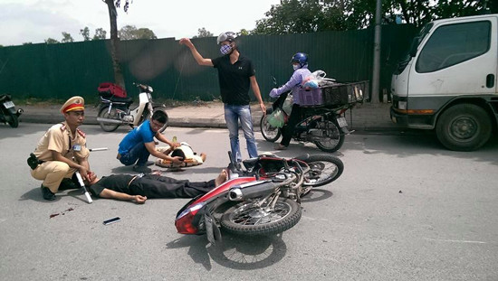 Hà Nội: CSGT bị đâm xe bất tỉnh khi đang làm nhiệm vụ