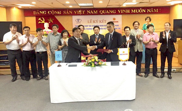 Ông Nguyễn Thanh Nhung, Tổng Giám đốc VietBank (bên phải) ký kết với đại diện Vinatex