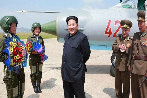 Ông Kim Jong Un ví nữ phi công quân sự là “hoa của trời” 