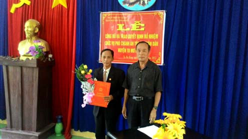 Trao quyết định bổ nhiệm Phó Chánh án TAND huyện huyện Tu Mơ Rông 