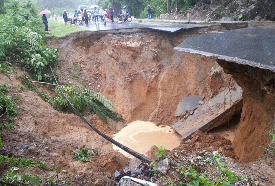 Lai Châu: Đường quốc lộ bị cắt làm đôi với hố sâu chục mét vì mưa lũ