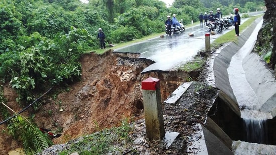 Lai Châu: Đường quốc lộ bị cắt làm đôi với hố sâu chục mét vì mưa lũ