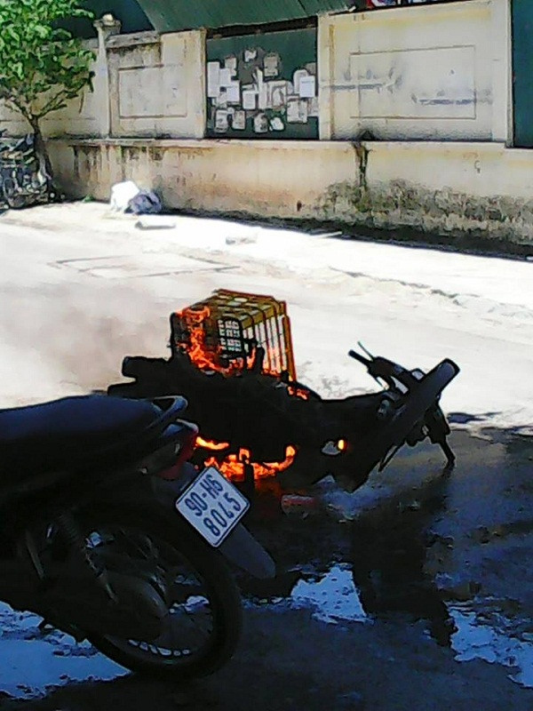 Hà Nội: Xe máy Dream bất ngờ bốc cháy giữa phố