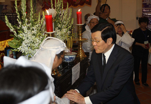 Chủ tịch nước Trương Tấn Sang viếng Giáo sư Trần Văn Khê 