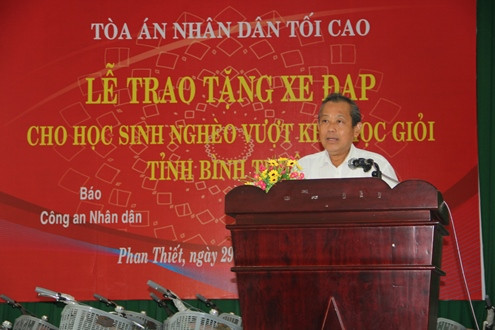 Chánh án TANDTC Trương Hòa Bình trao tặng 200 xe đạp cho các em học sinh nghèo hiếu học