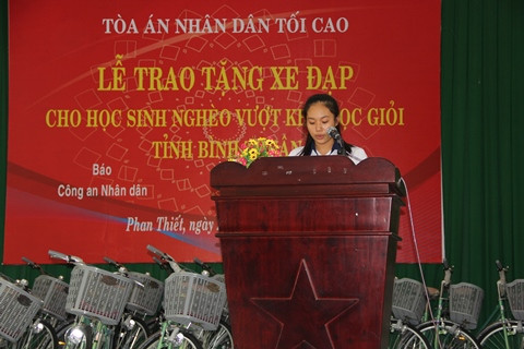 Chánh án TANDTC Trương Hòa Bình trao tặng 200 xe đạp cho các em học sinh nghèo hiếu học