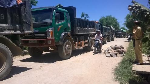  Dân mang xe đạp ra đường chặn xe tải gây ô nhiễm