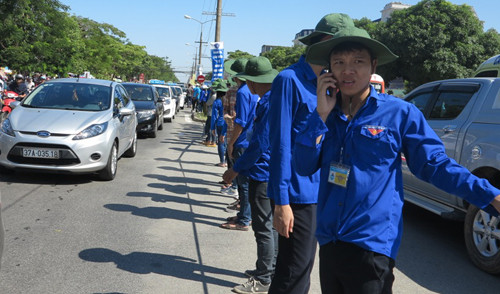 Nghệ An: Tình nguyện viên đội nắng, lập hàng rào giao thông hỗ trợ thí sinh