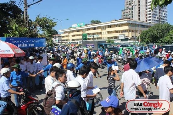 Hà Nội tắc cục bộ ngày sĩ tử lên trường thi làm thủ tục