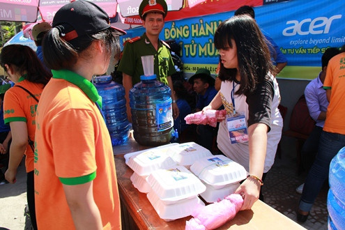 2.000 suất cơm được phát miễn phí cho các thí sinh thi tại Thanh Hoá