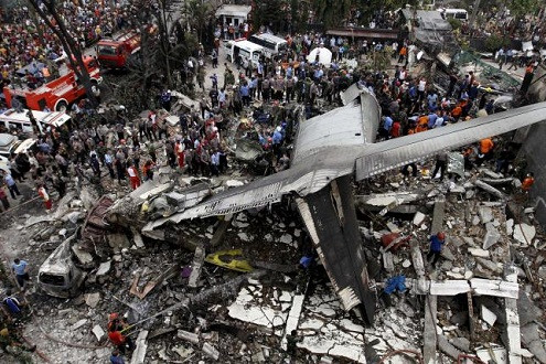 Máy bay Indonesia rơi: Kiểm soát người lên máy bay của quân đội lỏng lẻo?
