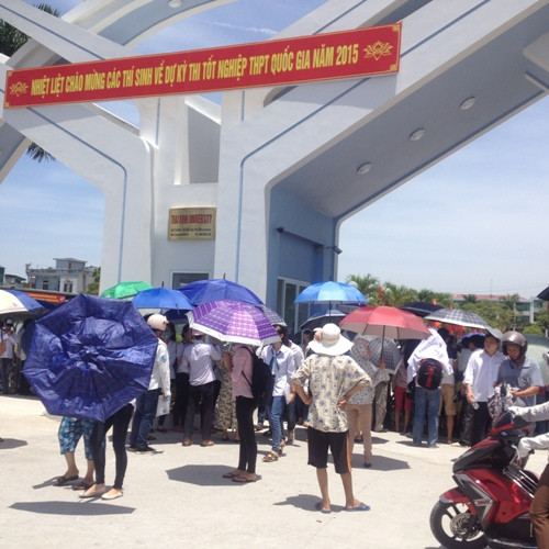 Thái Bình: 16 thí sinh bị đình chỉ vì mang tài liệu và điện thoại vào phòng thi
