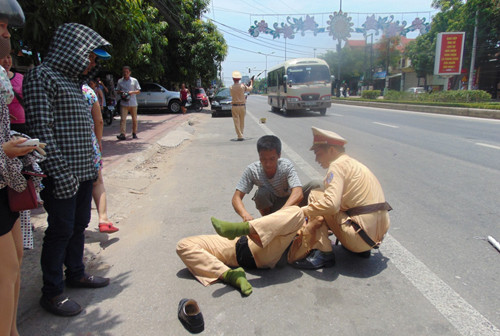 Hà Tĩnh: Cảnh sát giao thông bị người vi phạm lao xe vào người bất tỉnh
