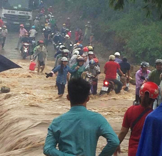 Lào Cai: Bất chấp nguy hiểm, người dân vượt đập ngầm ngập lụt