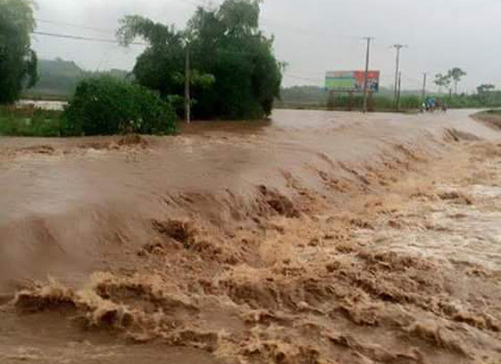 Lào Cai: Bất chấp nguy hiểm, người dân vượt đập ngầm ngập lụt