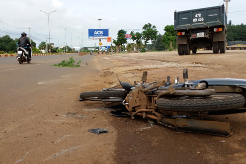 Đắk Lắk: Nam thanh niên tử vong khi xe máy va chạm với xe ben