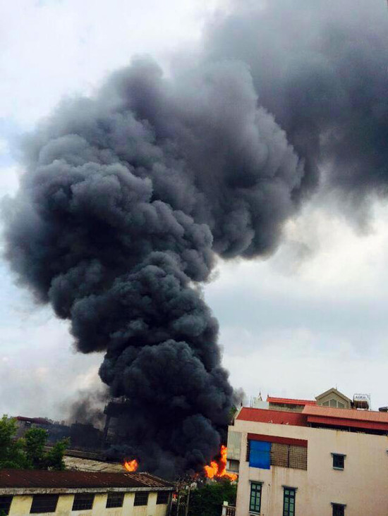 Hà Nội: Phân xưởng ô tô bốc cháy dữ dội ở Triều Khúc