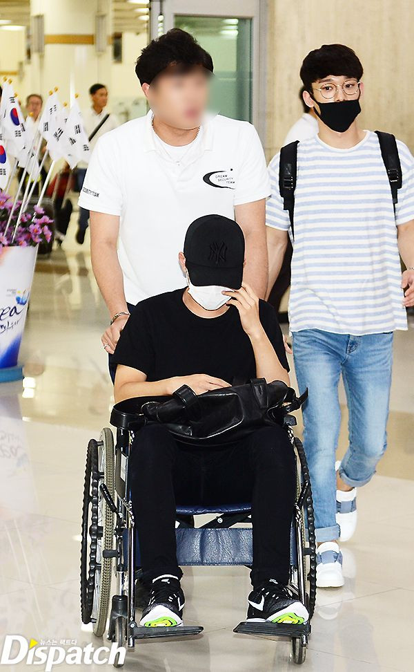 D.O của EXO ngồi xe lăn; SNSD cuốn hút tại sân bay