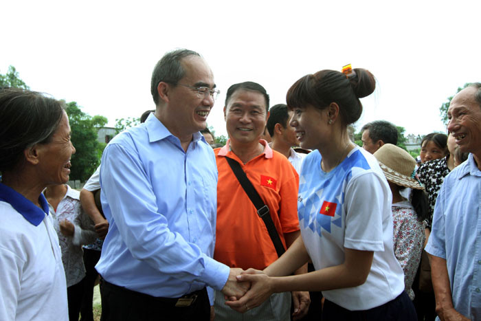Chủ tịch MTTQ tặng sổ tiết kiệm 400 triệu cho Nguyễn Thị Huyền