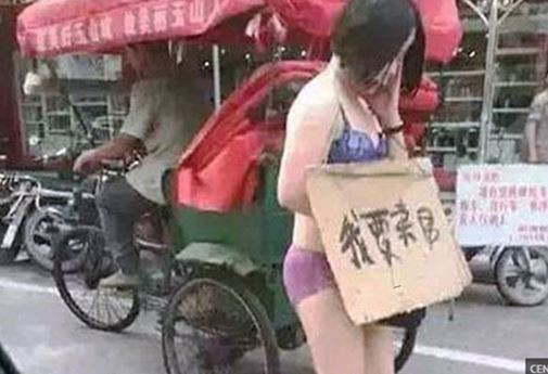 Trung Quốc: Chồng bắt vợ mặc đồ lót đi khắp phố