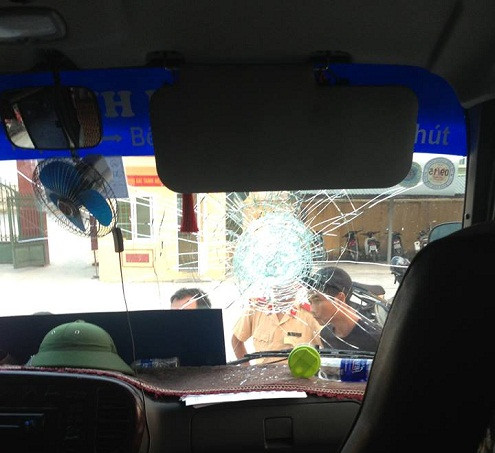 Hà Nam: Xe khách bị hai thanh niên lạ mặt ném đá vỡ kính