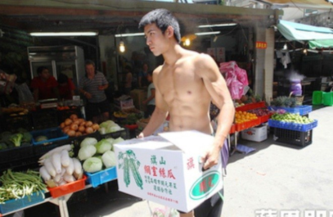 Hot boy bán rau 6 múi bất ngờ nổi tiếng trên mạng