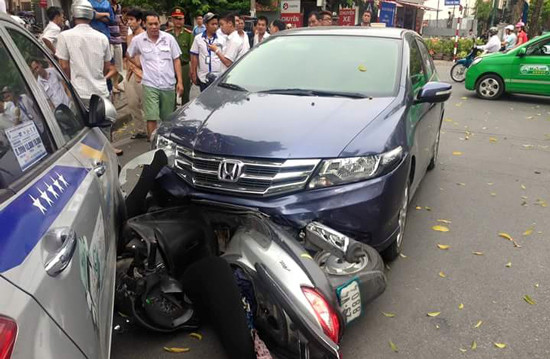 Hà Nội: Ô tô đâm liên hoàn trên phố, 2 người nhập viện
