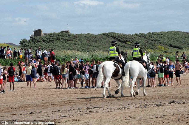 Scotland: Nhiều thanh thiếu niên say xỉn, ẩu đả và quan hệ bừa bãi tại bãi biển 