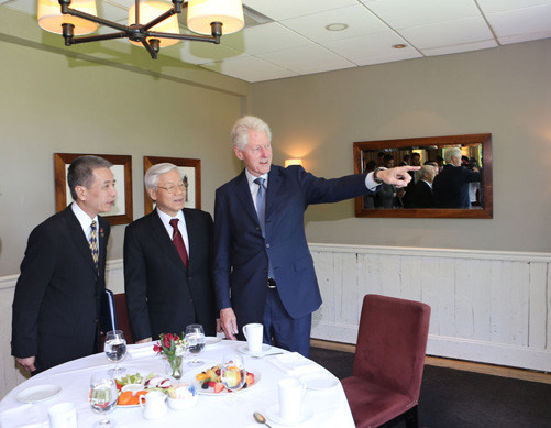 Tổng Bí thư Nguyễn Phú Trọng thăm gia đình nguyên Tổng thống Bill Clinton
