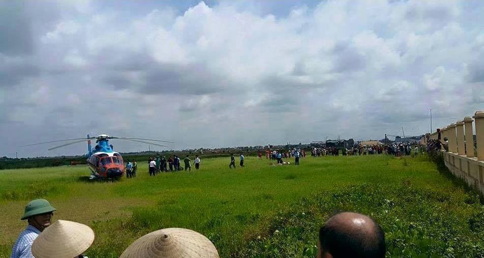 Cả làng kéo ra xem máy bay hạ cánh khẩn cấp tại cánh đồng