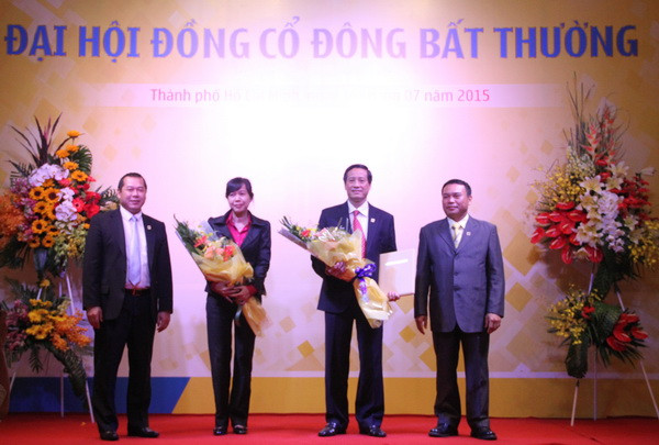 Ông Nguyễn Quốc Toàn (vị trí số 1, từ trái sang phải), ông Phan Đình Tân (vị trí số 3, từ trái sang phải).