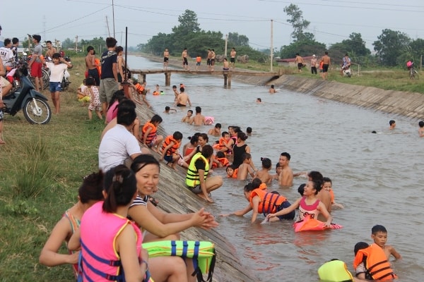 Kênh thủy lợi thành bể bơi công cộng